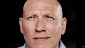 מיליונר או אלכוהוליסט: 6 צלמים צילמו את אותו האדם והוכיחו כמה אנחנו מושפעים מדעות קדומות