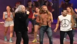 נותן לשמש יד: צביקה פיק חוזר ל"שיער"