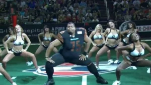 מיליון צפיות ביומיים: שחקן הפוטבול שגנב למעודדות את ההצגה