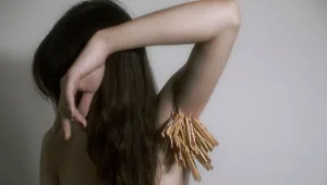 מדהים או מזעזע? האמן שמעמיד את הנשיות באור חדש