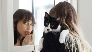 טרנד חדש: נשים מצטלמות עם החתול שאימצו