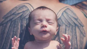 הורים מקועקעים מצטלמים עם התינוק שלהם