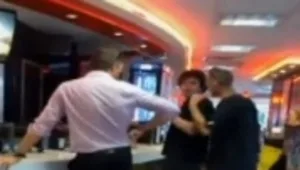 צפו: לקוח מעיף לקוח גזען ממסעדה באוסטרליה