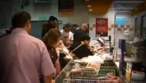 חלב, לחם ויצירות אמנות: הכירו את הסופרמרקט שמשלב בין כולם