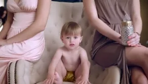 הסערות הציבוריות מורידות את התינוק עם המים