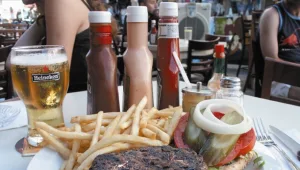 המבורגר גדול ולקינוח - סרט פורנו