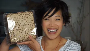 יציאת מצריים: בלוגרית אמריקאית טועמת מאכלי פסח