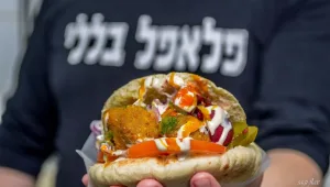 הכוכב של שלומי: פלאפל חדש בעיירה