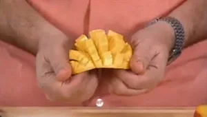 צפו: שיטה פשוטה לחיתוך מנגו