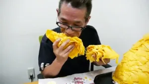 צפו: יפני מנסה לאכול המבורגר שמכיל 46,000 קלוריות