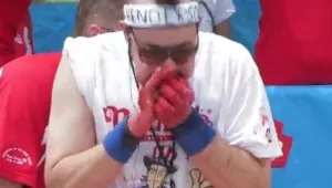 לא לבעלי קיבה רגישה • תחרות אכילת נקניקיות