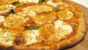 צפו: אין גבול להמצאות - מכונה אוטומטית שמכינה פיצה ב-2 וחצי דקות בלבד