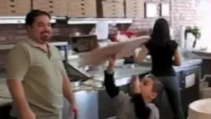 צפו: בן 7 מניף בצק פיצה באוויר