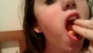 שיא חדש: בחורה דחפה 30 כדורי גבינה לפה