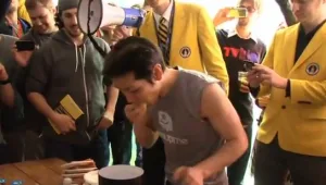 שיא גינס חדש - אכל 13 טוסטים בדקה