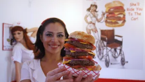 אכל ארוחת המבורגר שמכילה 8,000 קלוריות וקיבל התקפת לב