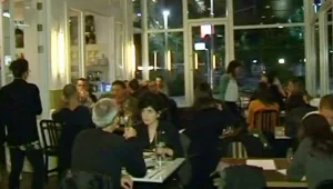 סוף עידן ה"מה תשתו?" שטראוס רוצה לדחוק את חברות המים מהמסעדות