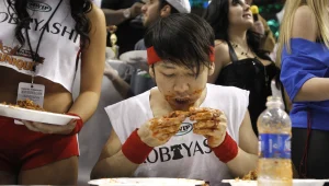 שיא חדש: יפני מארה"ב אכל 337 כנפי עוף בחצי שעה