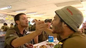 גורמה במדים • השף אביב משה מבשל לחיילים