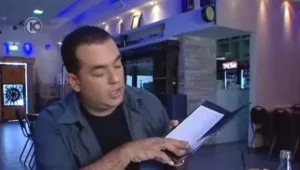 ניב גלבוע אוכל לבד