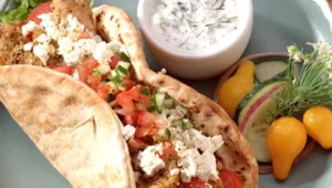 פותחים שולחן יווני עמוס דגים, צזיקי ולוקומדס