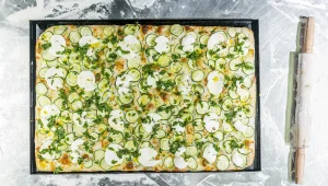 לבנה לשבועות: פיצה ביאנקה עם זוקיני