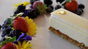 עוגת מסקרפונה-לימון עם פיסטוק מסוכר