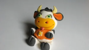 כך תכינו בובת פרה מבצק סוכר