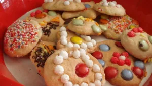 מכינים עם הילדים • מתכון לעוגיות חמאה מקושטות