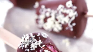 ממתיקים את השרב • מתכון לארטיק פירות יער בציפוי שוקולד