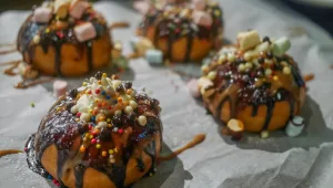 להכין עם הילדים: סופגניות מקושטות עם קרם לוטוס