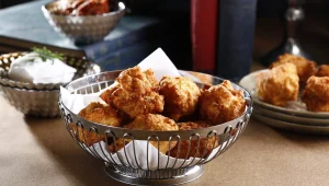 מפתיעות: מתכון לסופגניות גבינה מלוחות