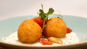 טיגון קצת אחר: ארנצ'יני גבינות ועשבי תיבול