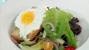 מתכון לסלט עלים עם באגט קלוי