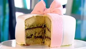 מתכון לעוגה בחושה בציפוי בצק סוכר