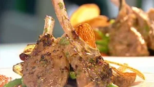 מתכון לצלעות טלה עם צ'יפסים דקיקים