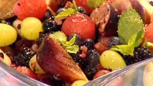 מתכון למרק פירות קר עם סורבה תותים