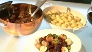 ביף בורגיניון עם כופתאות תפוחי אדמה