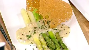אספרגוס בפונדו של יין וגבינה