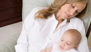 כן, גם לאמהות מותר להיות עייפות: על קרב הפייסבוק בעניין "האמא המושלמת"