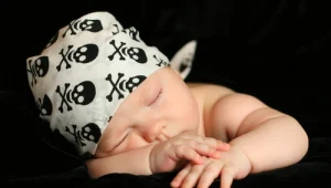 פיראט בייבי: התינוקות לובשים גולגלות