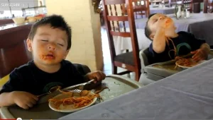 צפו: התאומים שנרדמים בזמן האוכל