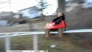 צפו: ההורים בנו לילדיהם רכבת הרים פרטית