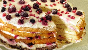 מתכון לעוגת שכבות עם קרם גבינה ופירות יער