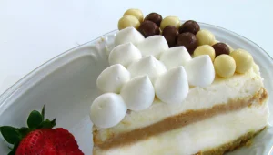 מתכון לעוגת גבינה עם מוס ריבת חלב ומוס קוקוס