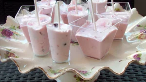 מכינים בבית: גלידת יוגורט ופירות