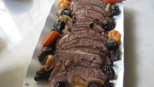 צלי כתף עם ירקות שורש ופירות יבשים