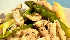 מתכון לחזה עוף מוקפץ עם אספרגוס