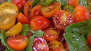 סלט של בצל צרוב ועגבניות