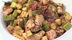 מתכון לקוביות חזה עוף עם קישואים ופסטה